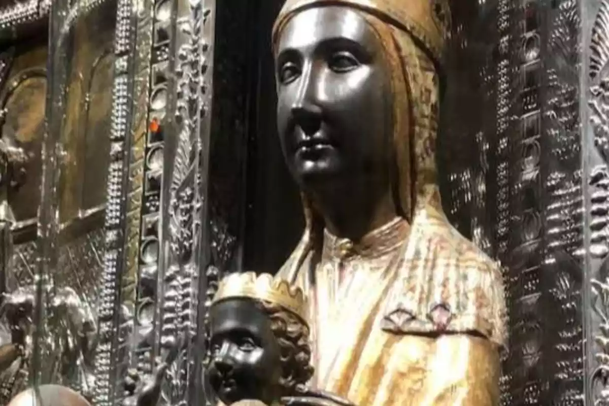Imatge a color de la Mare de Déu de Montserrat amb el Nen als braços