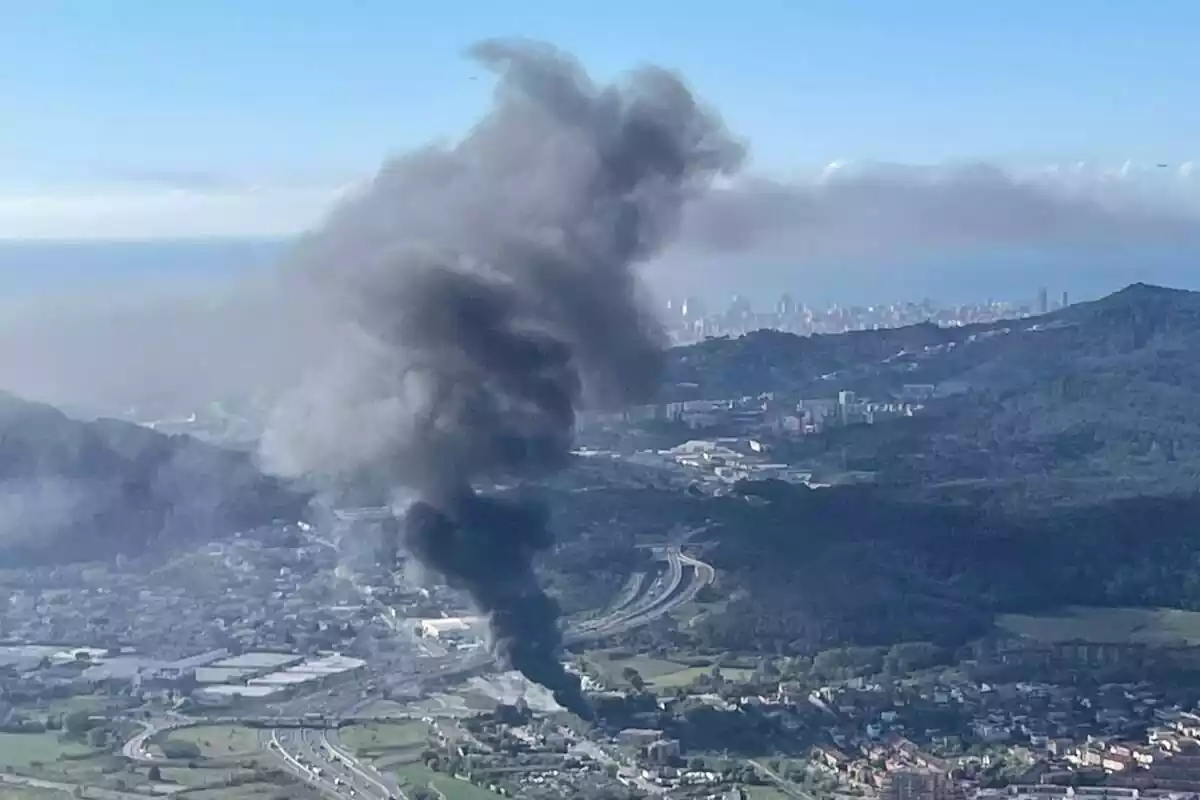 Vista aérea de la gran columna de humo en Montcada i Reixac Vista aérea de la gran columna de humo en Montcada i Reixac