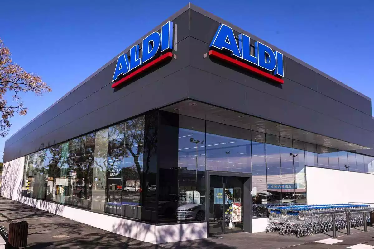 Exterior d'un supermercat de la cadena Aldi