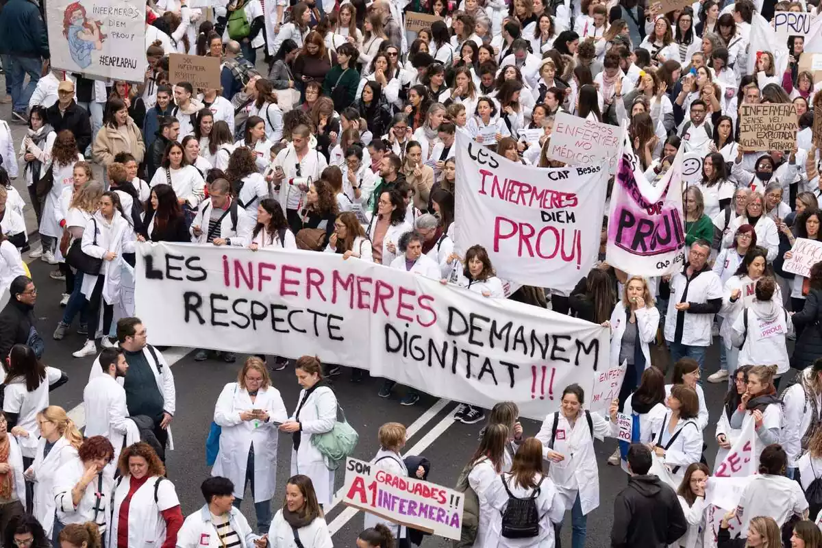 Vista general de sanitaris durant una manifestació contra el preacord de l'Institut Català de la Salut (ICS) de la Generalitat, 12 de desembre de 2023