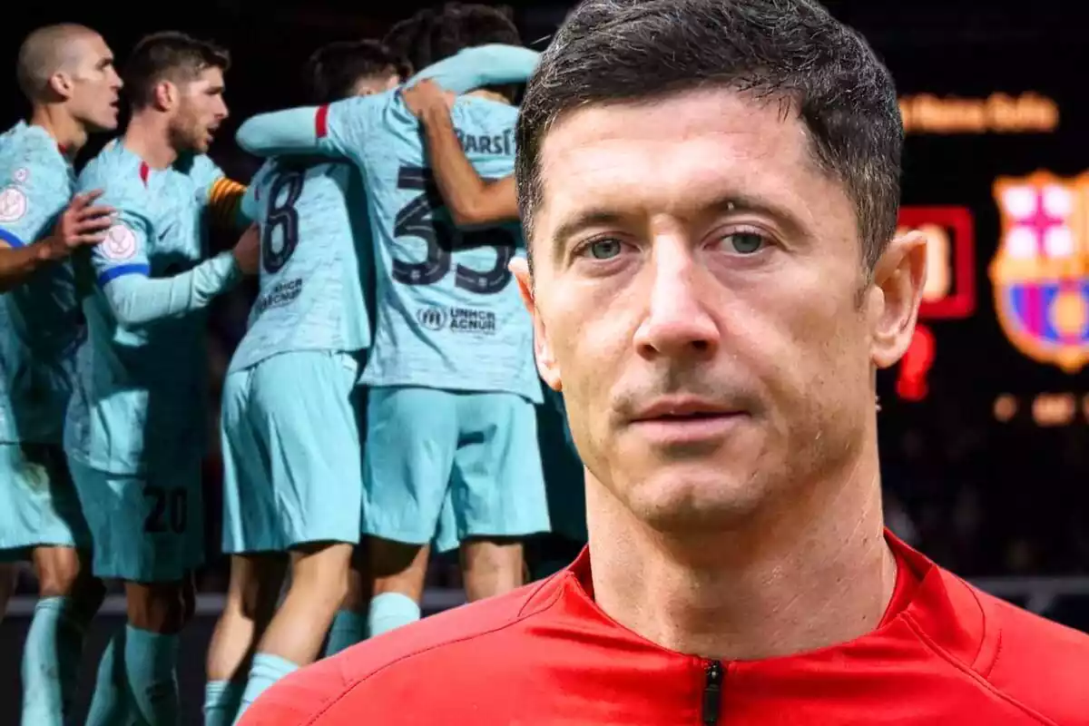 El davanter polonès del Barça, Robert Lewandowski, en primer pla amb una foto on apareix tot l'equip del FC Barcelona.