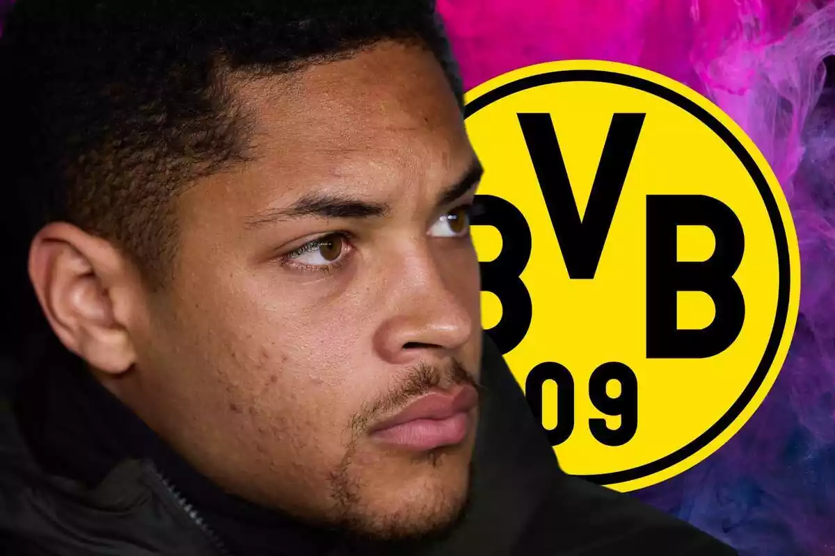 Vitor Roque en primer pla mirant a un costat cap a l'escut del Borussia Dortmund