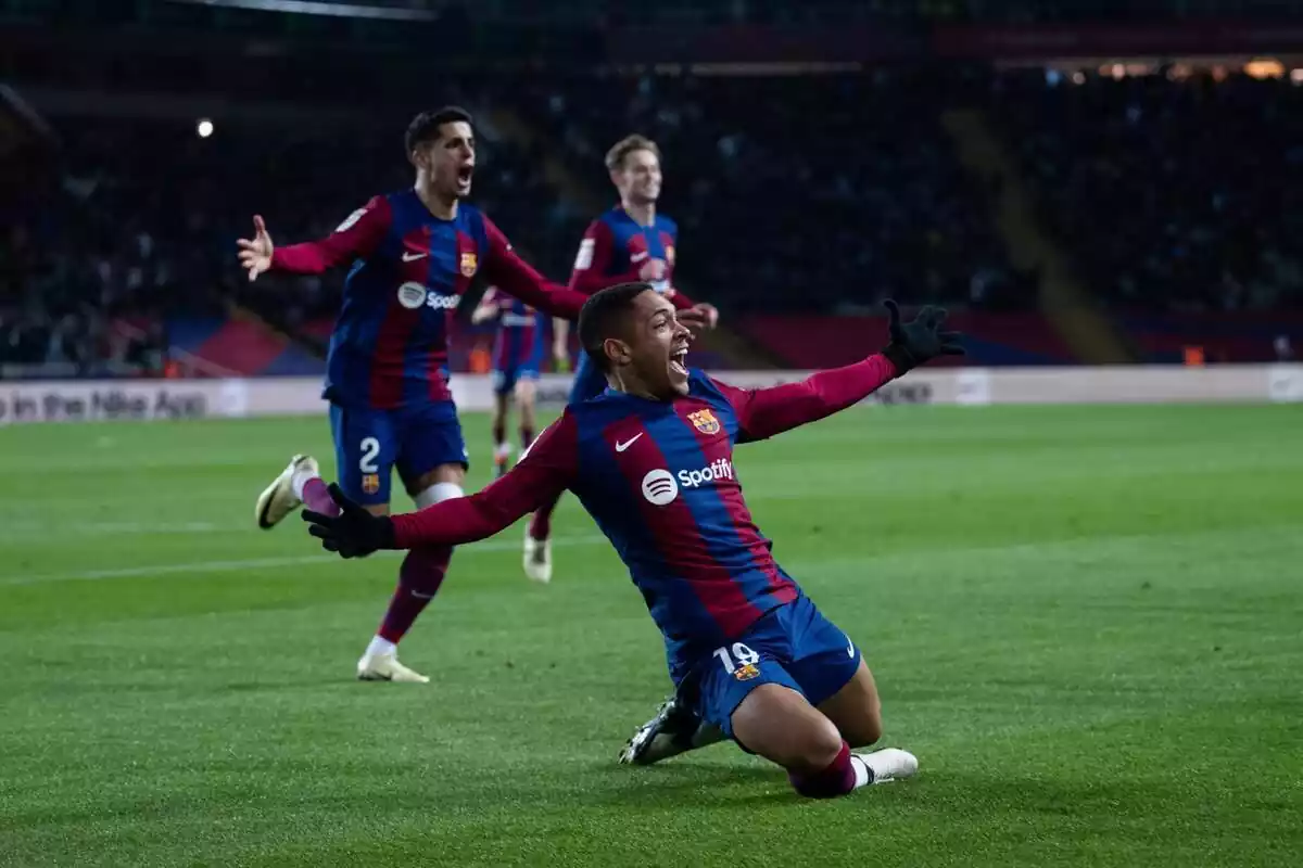 Vitor Roque celebra el seu gol davant l'Osasuna