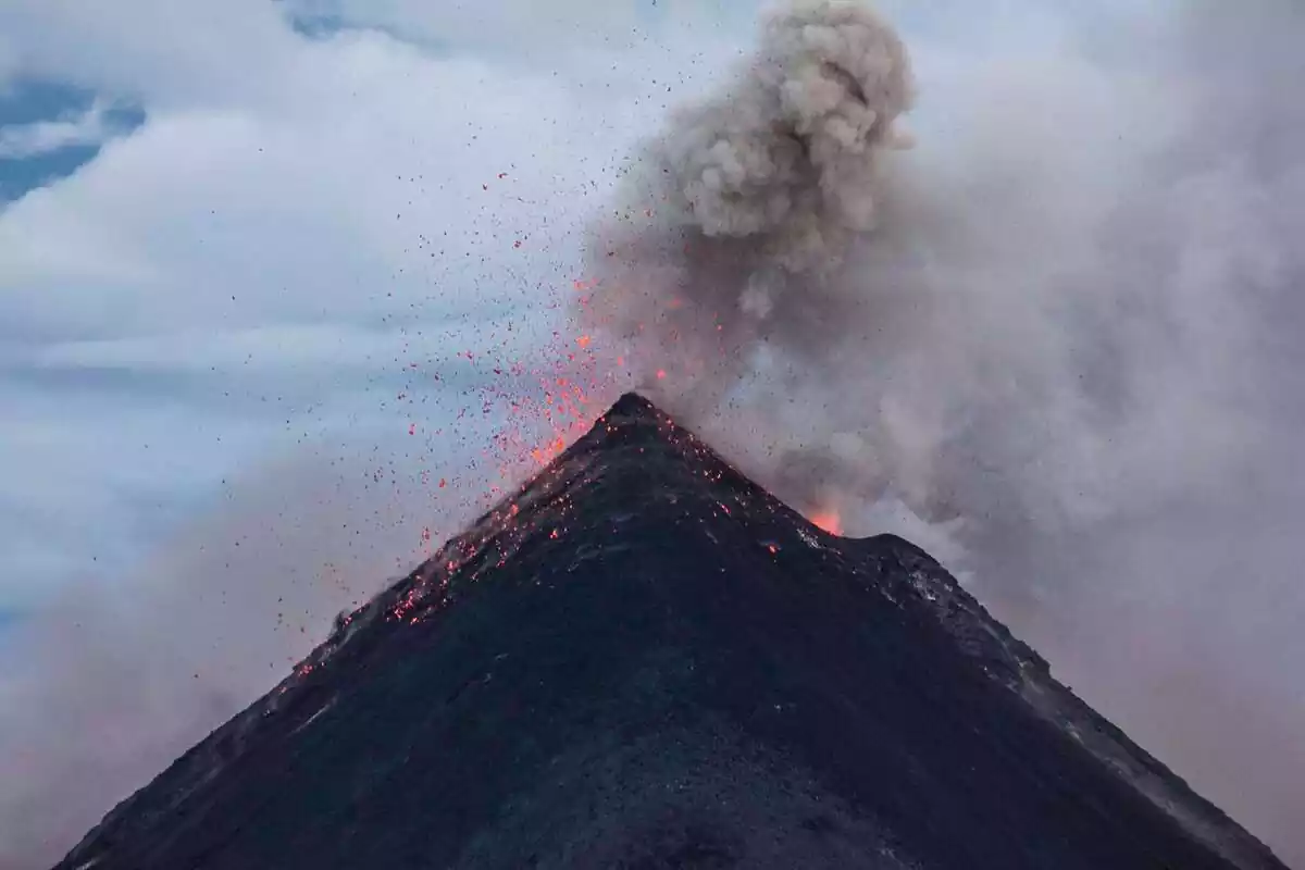 Volcán acabado de erupcionar y su cielo azul con nubes