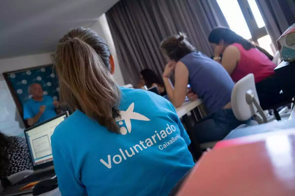 Voluntaris de CaixaBank en una classe de formació