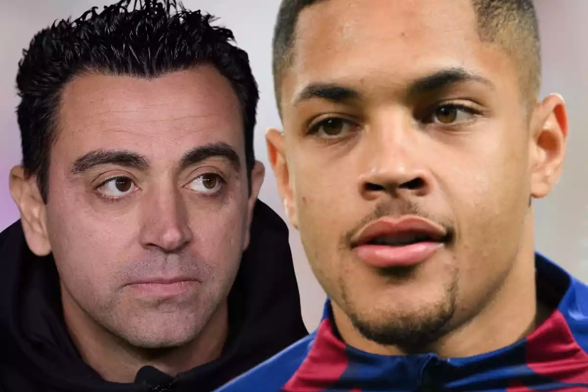 Vitor Roque mirant al capdavant amb Xavi Hernández al seu costat mirant cap a ell