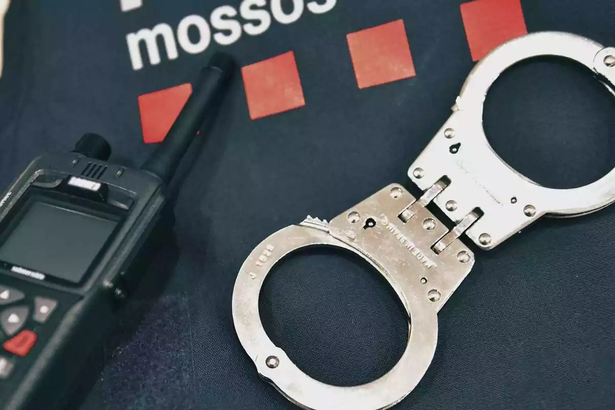 El walki i les esposes dels Mossos El walki i les esposes dels Mossos