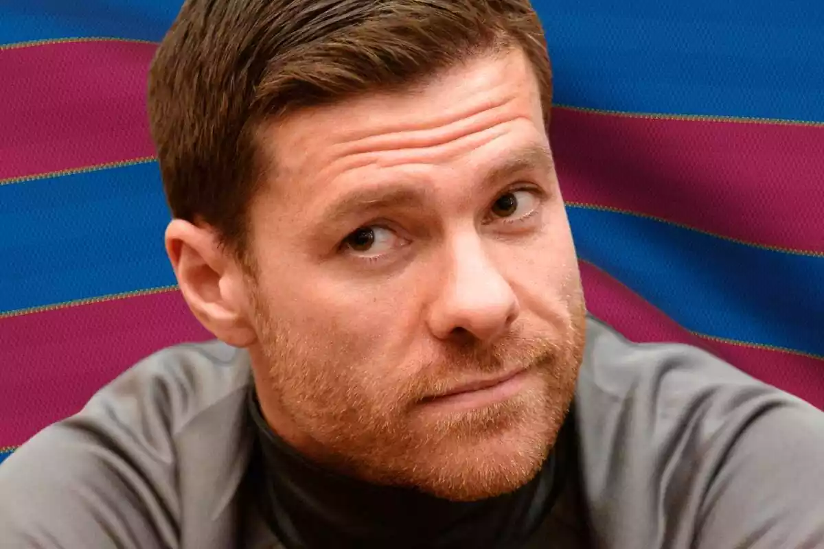 Xabi Alonso mirant de reüll a càmera amb un fons de ratlles blaves i vermelles