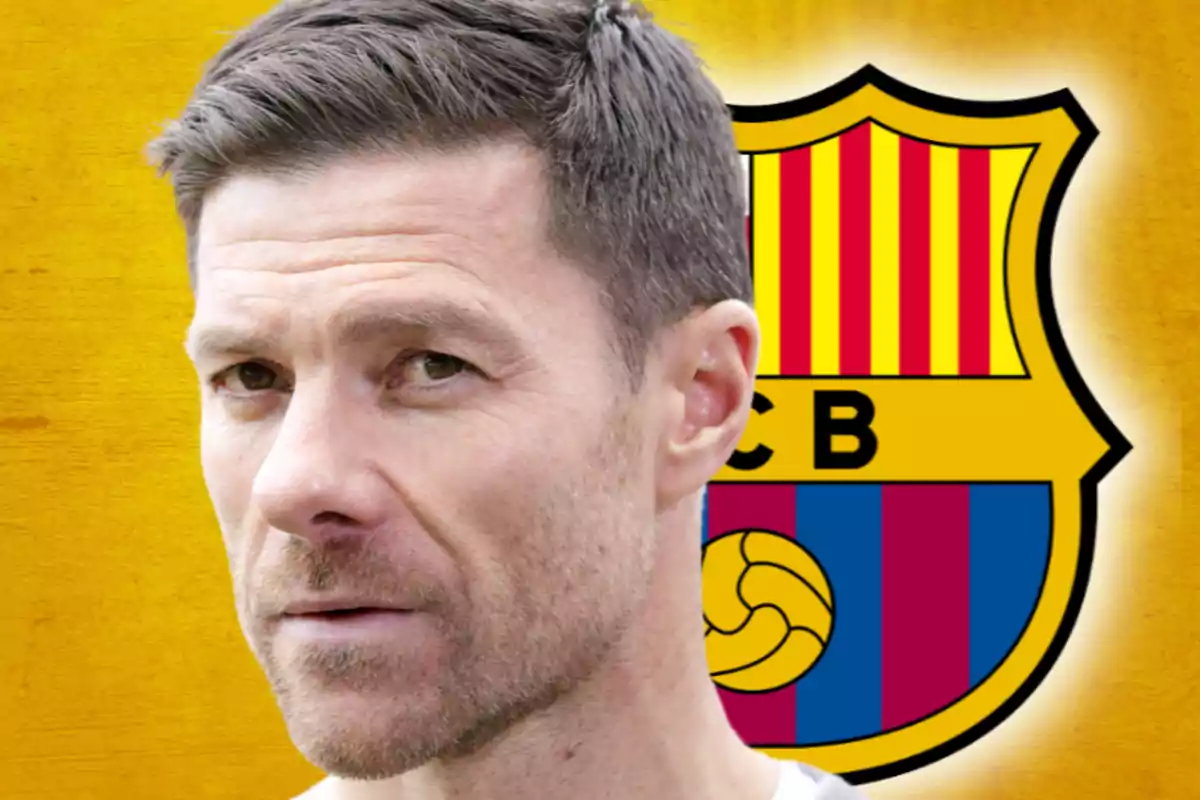 Home de cabells curts amb expressió seriosa davant l’escut del FC Barcelona sobre un fons groc
