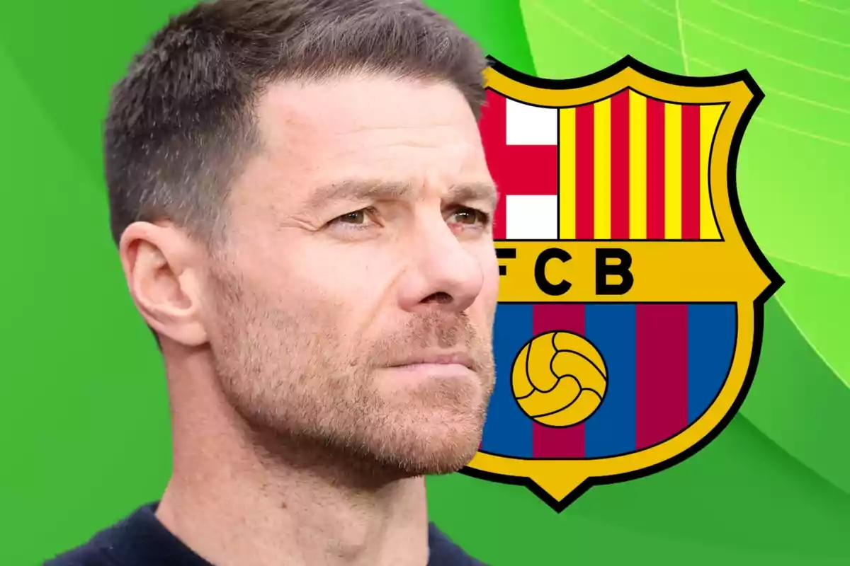 Un home de perfil amb una expressió seriosa i l'escut del FC Barcelona de fons sobre un fons verd.