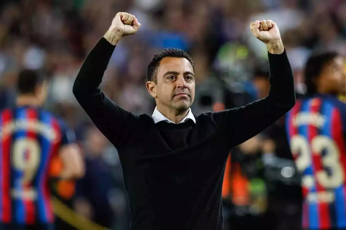 Imatge de Xavi Hernández, entrenador del F.C. Barcelona, celebrant una victòria davant de la Reial Societat