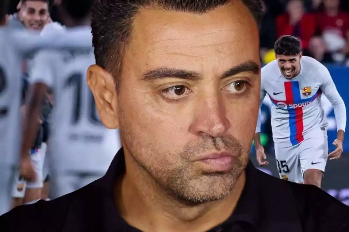 Xavi Hernández mirant de banda amb Chadi Riad al fons