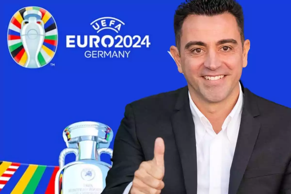Home somrient amb el polze cap amunt davant d'un fons blau amb el logo de la UEFA EURO 2024 a Alemanya.