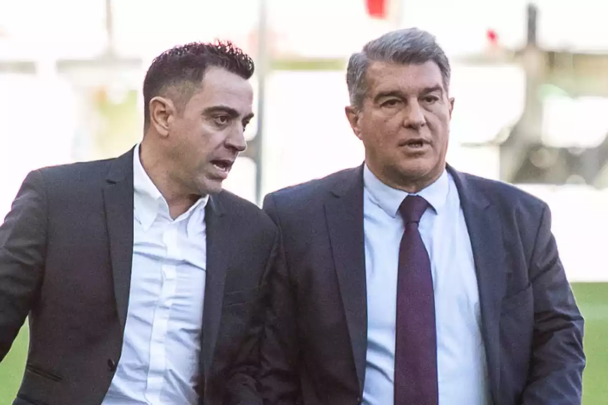 Joan Laporta i Xavi Hernández caminant junts vestits de vestit