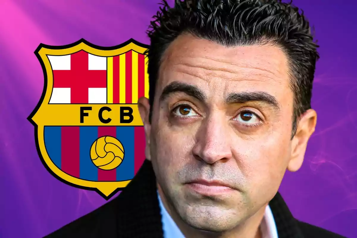 Un home amb cabell fosc i expressió seriosa està davant d'un escut del FC Barcelona sobre un fons morat.