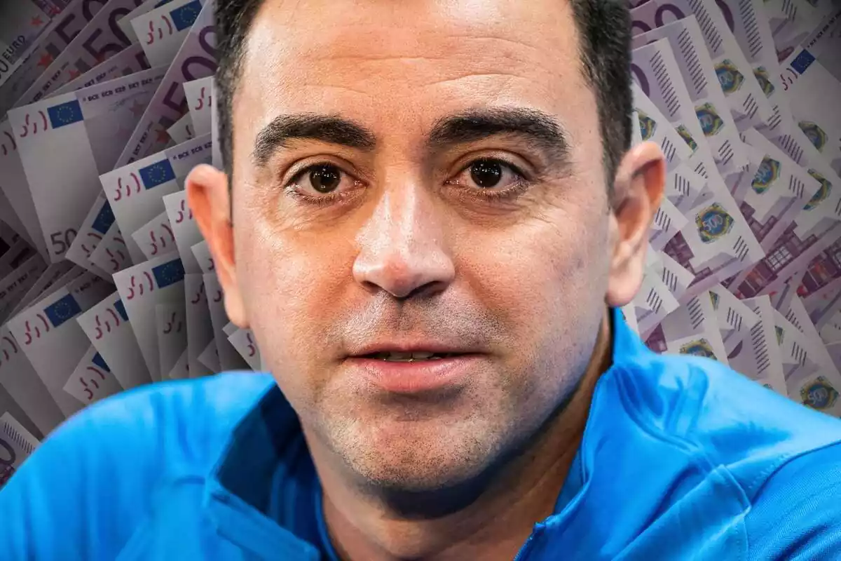 Xavi Hernández en primer pla amb un fons ple de bitllets de 500 euros