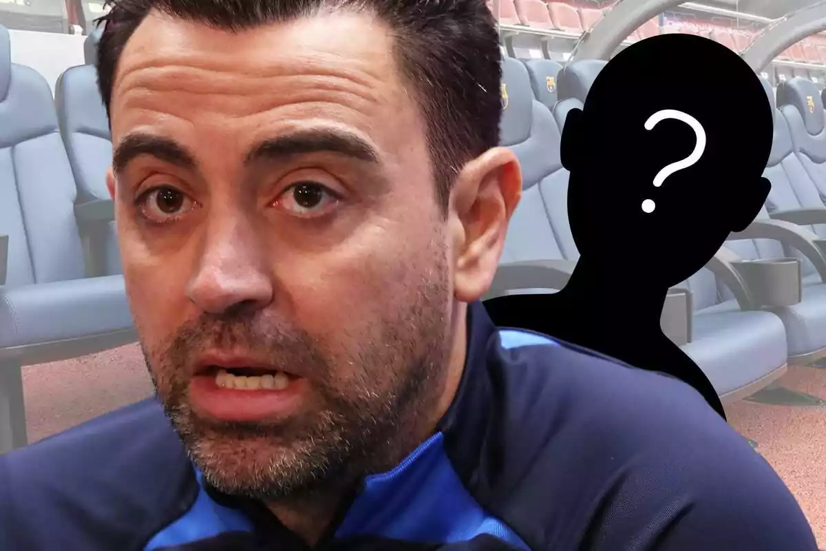 Xavi Hernández mira al capdavant amb una silueta negra al darrere i les banquetes del Camp Nou al fons