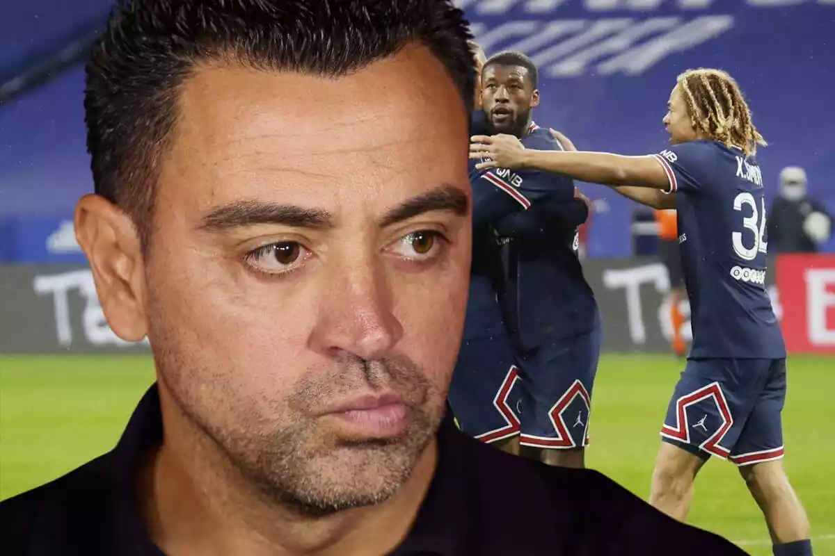 Xavi Hernández pensatiu amb una imatge de Xavi Simons al fons