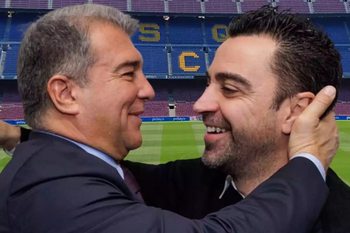 Xavi Hernández i Joan Laporta es fonen en una abraçada amb el Camp Nou de fons