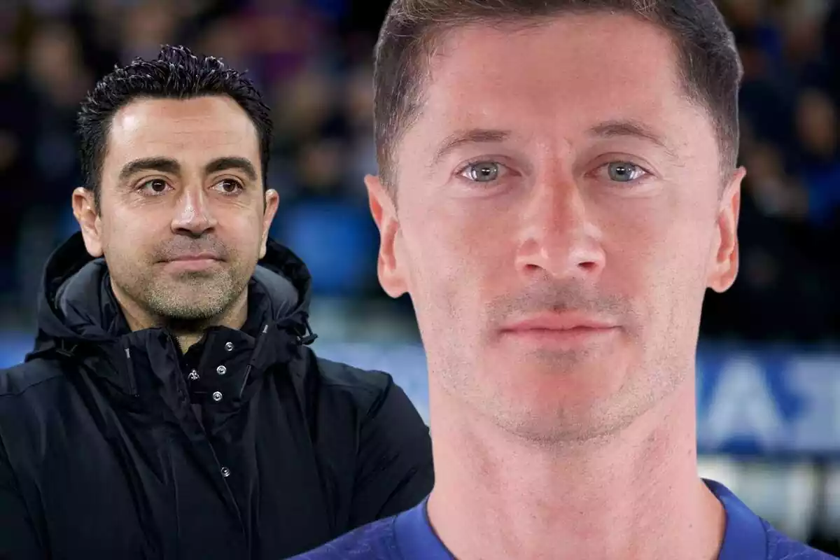 Robert Lewandowski, en primer pla, amb Xavi Hernández mirant des del fons