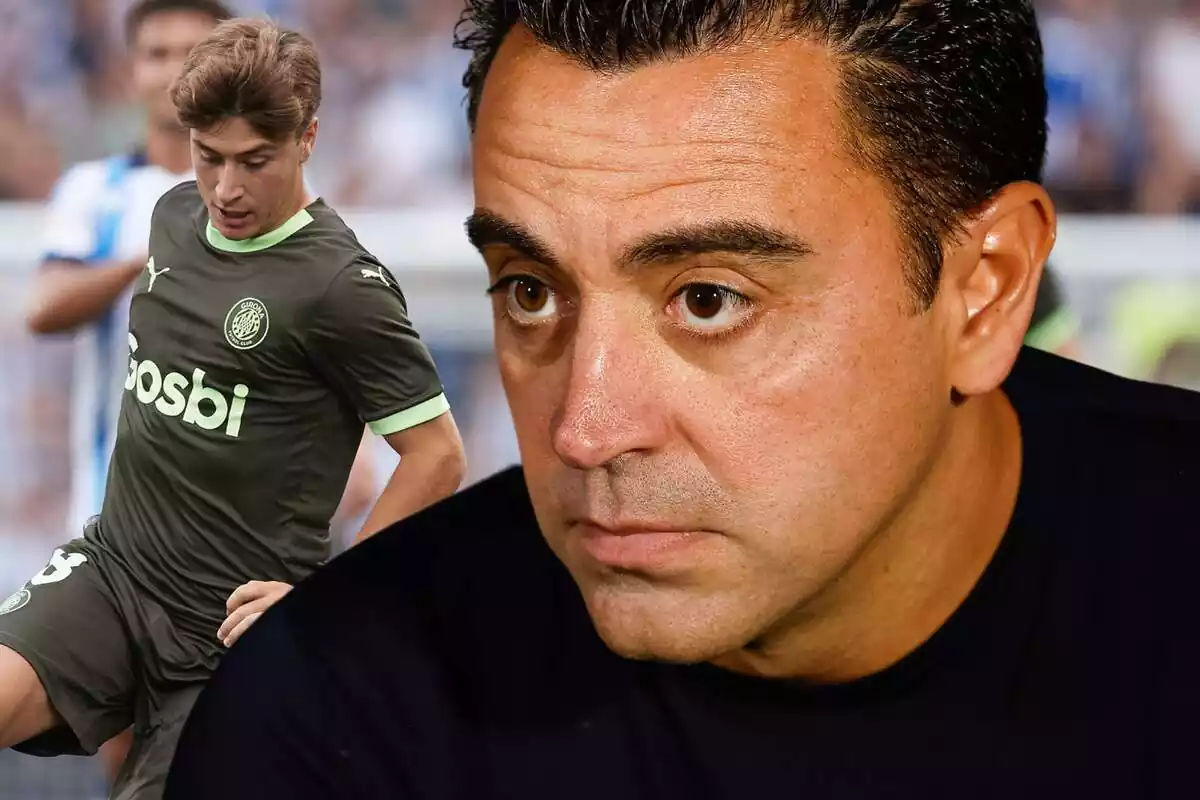 Xavi Hernández amb la mirada fixa amb Pablo Torre al fons amb la samarreta del Girona FC