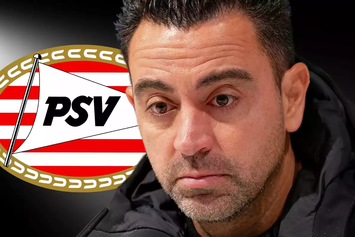 Xavi Hernández mirant fixament a terra amb el logo del PSV al seu costat