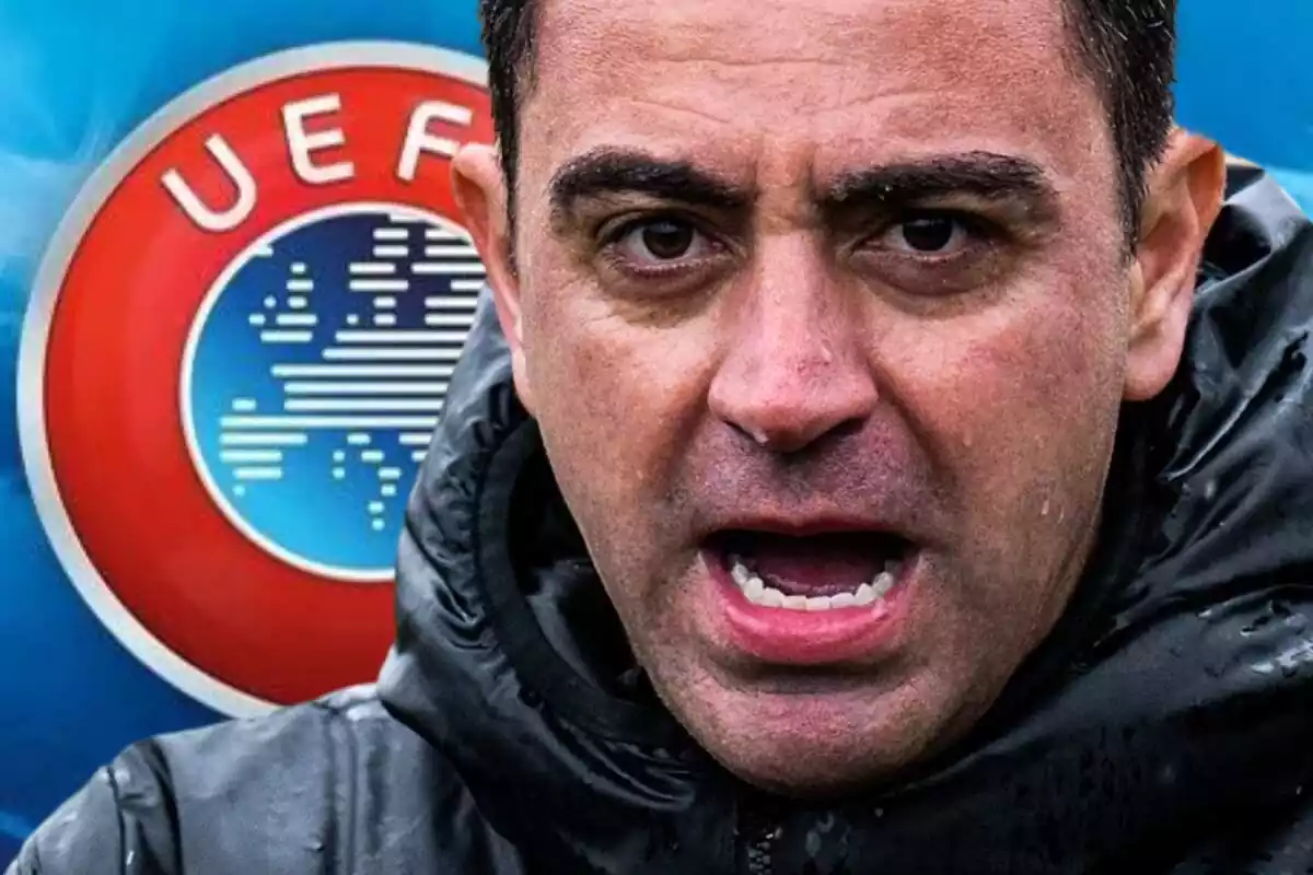 Xavi Hernández amb la boca oberta al costat d?un escut de la UEFA