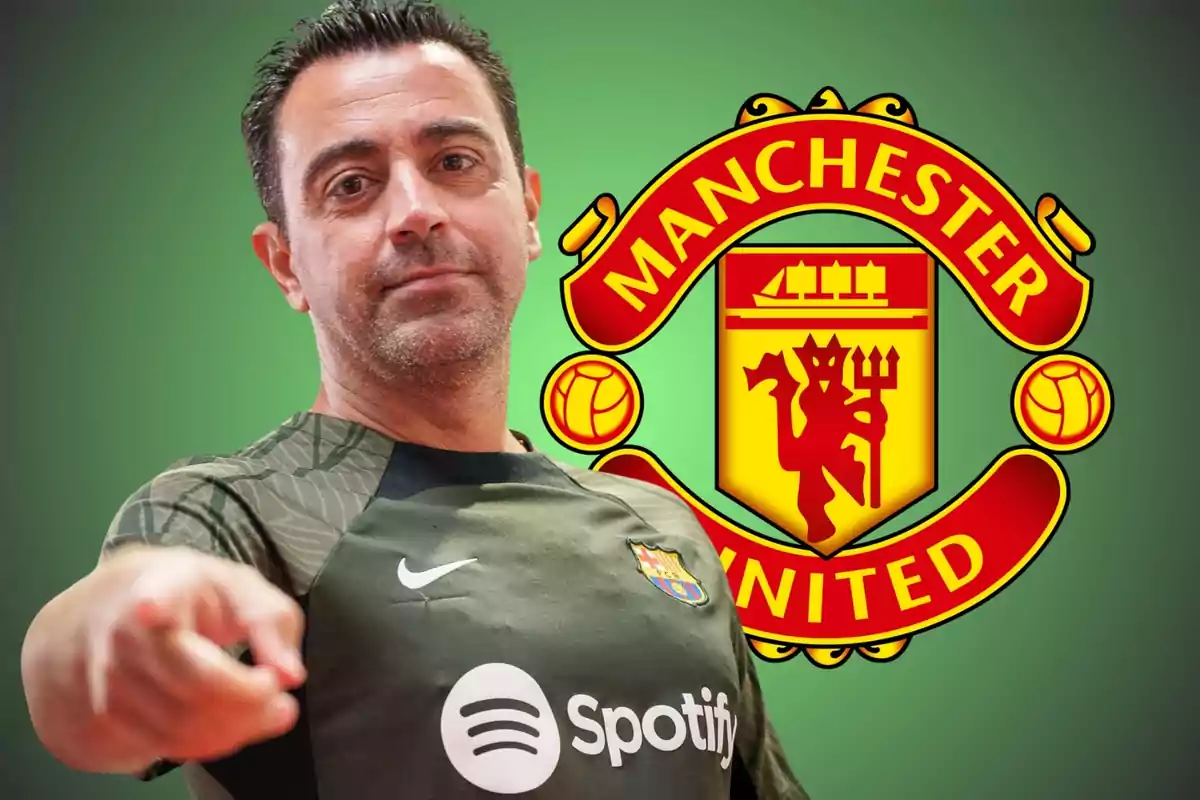 Un home amb una samarreta de futbol verd fosc assenyala cap endavant amb el logotip del Manchester United de fons.