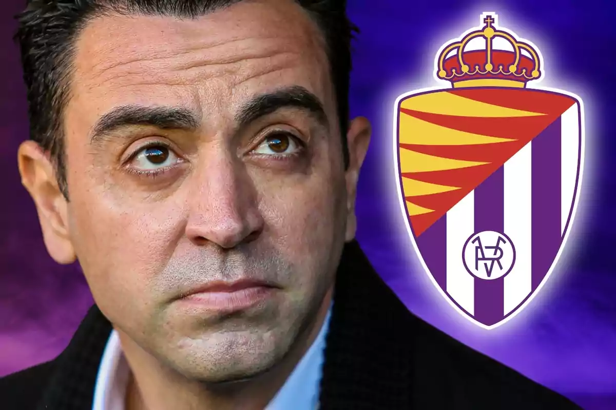 Un home amb expressió seriosa al costat de l?escut del Real Valladolid.