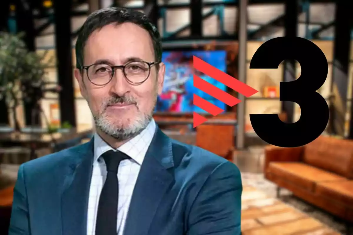 Montaje de Xavier Grasset con gafas y barba canosa, vestido con traje y corbata, aparece frente a un fondo borroso que parece ser un estudio de televisión, con el logotipo de TV3 a su lado.