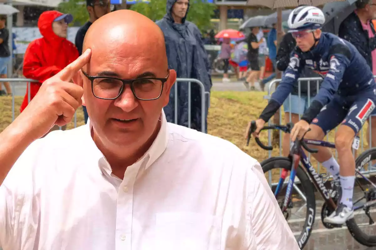 Pla mitjà de Xavier Rius assenyalant-se el front amb el dit índex i una foto d'un ciclista professional de fons