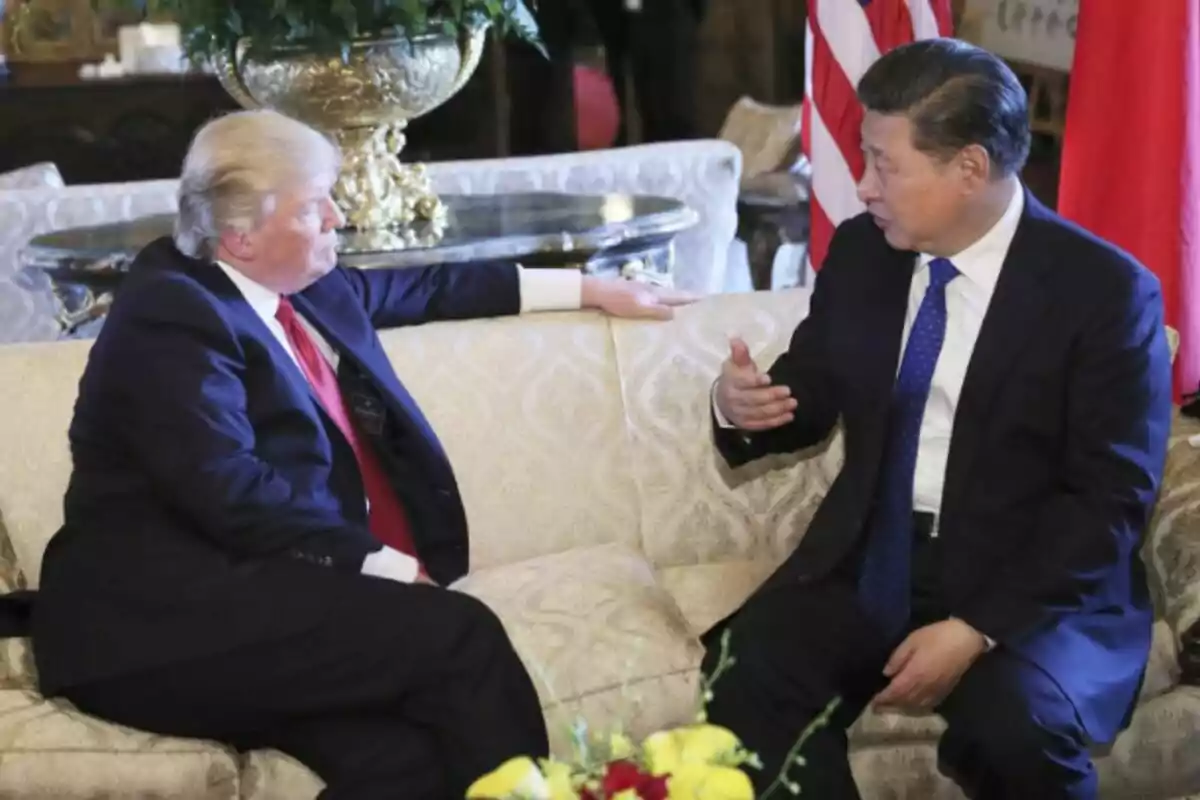 Dos homes amb vestits formals -que són Xi Jinping i Donald Trump- conversen asseguts en un sofà elegant, amb banderes i decoració de fons. Dos homes amb vestits formals -que són Xi Jinping i Donald Trump- conversen asseguts en un sofà elegant, amb banderes i decoració de fons.