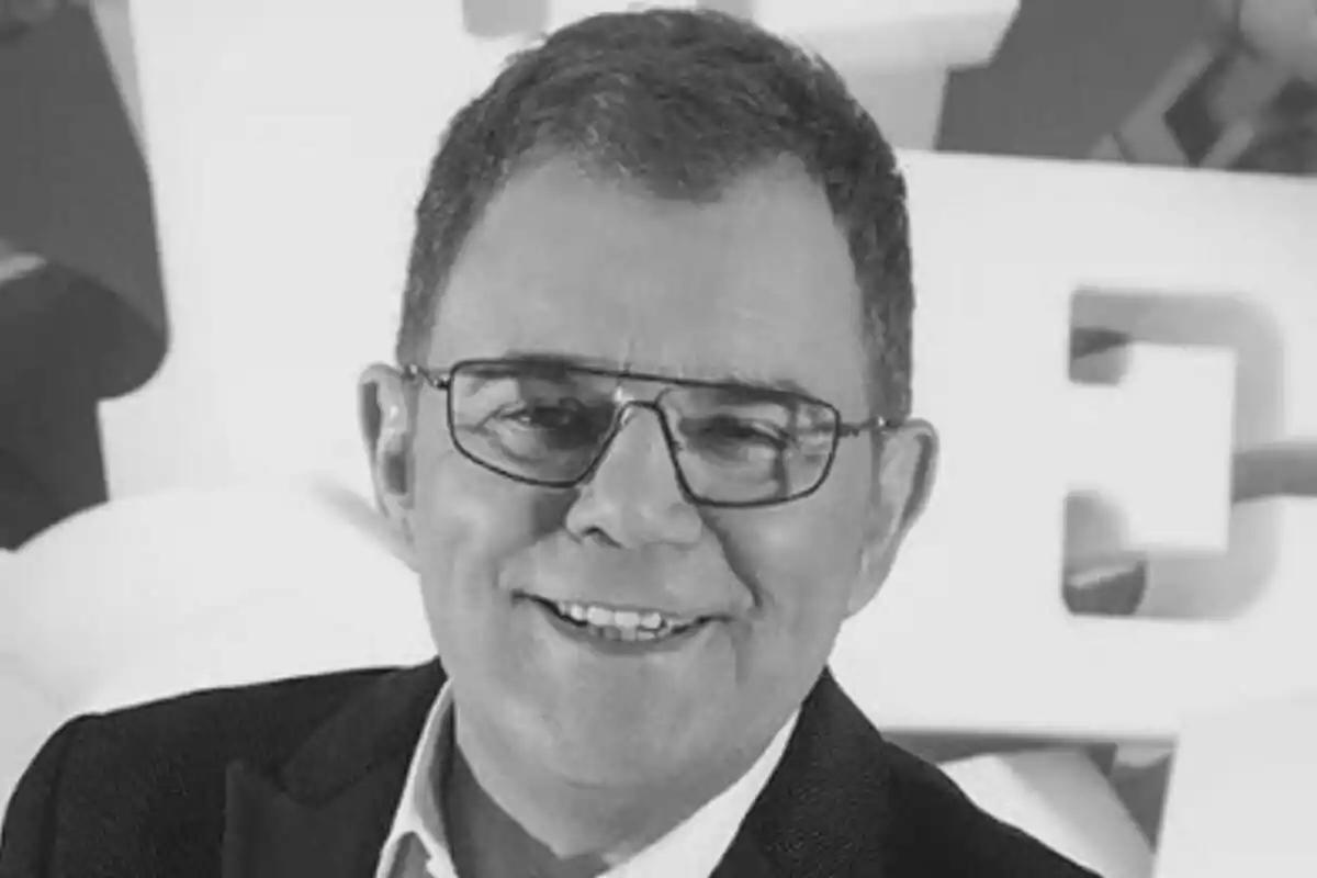 Xosé Manuel Piñeiro con gafas sonriendo en una fotografía en blanco y negro.