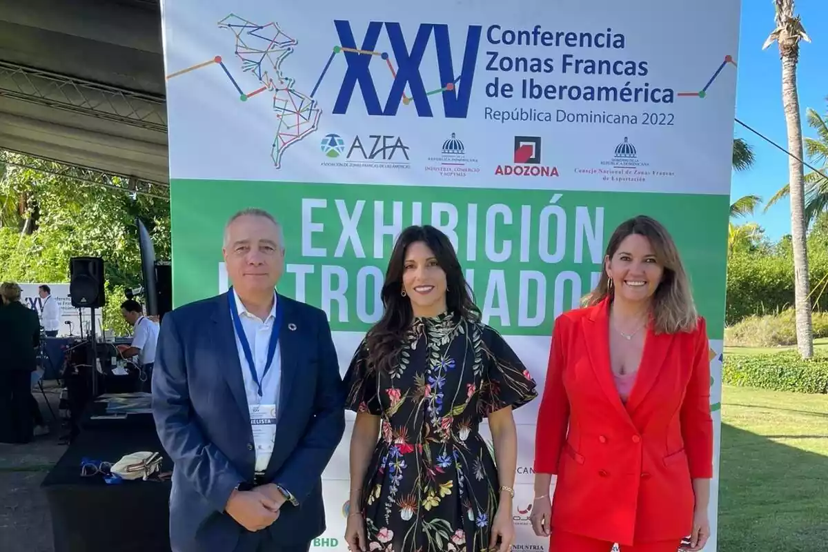 Pere Navarro, delegat especial de l'Estat al CZFB, i Blanca Sorigué, directora general del CZFB, amb Claudia Pellerano, presidenta de l'AZFA -Associació de Zones Franques de les Amèriques