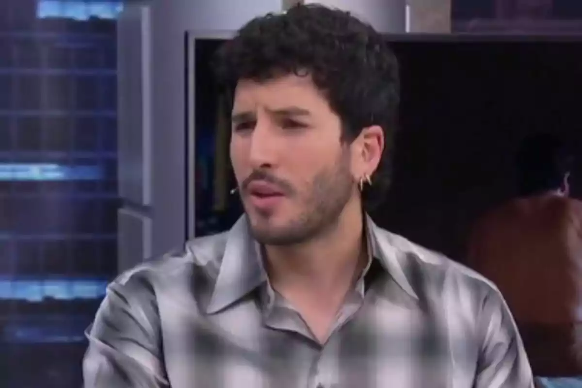 Sebastián Yatra amb barba i cabell arrissat porta una camisa de quadres i és a 'El Hormiguero'.