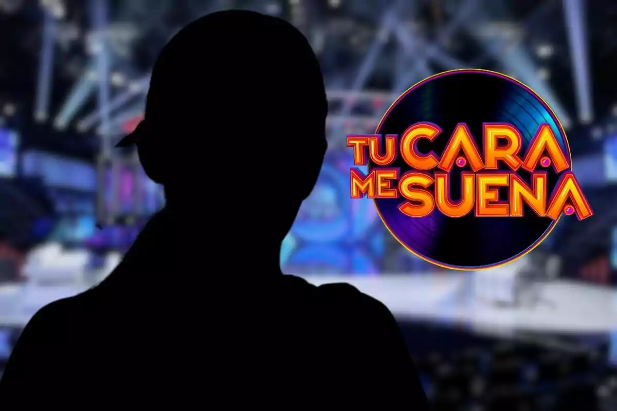 Silueta de Yenesi frente a un fondo borroso con el logo del programa "Tu Cara Me Suena".