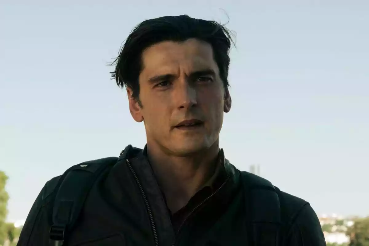 Yon González con chaqueta oscura y mochila aparece en un entorno al aire libre con el cielo despejado de fondo en Memento Mori.