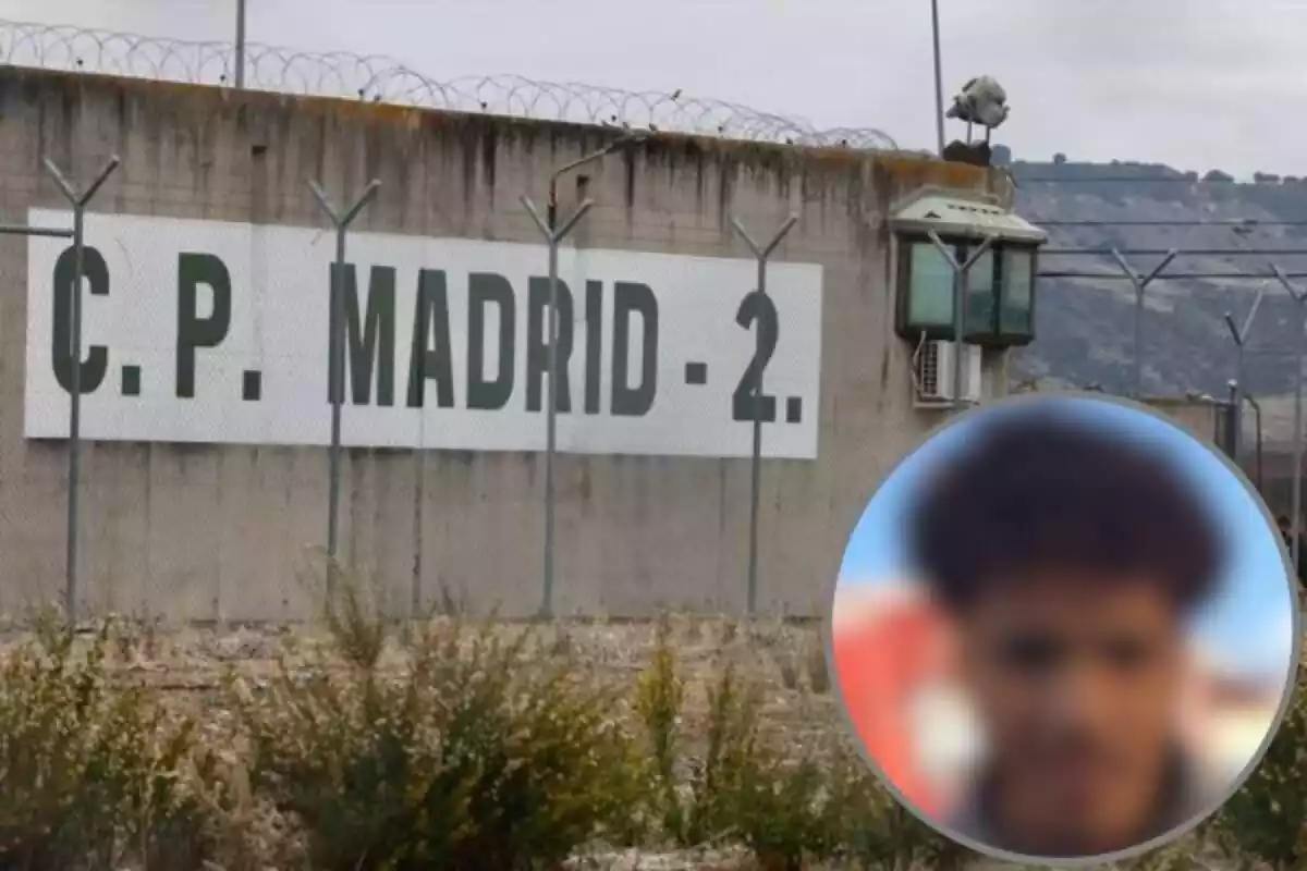 Un mur amb molts filferros i un cartell que posa centre penitenciari de Madrid 2